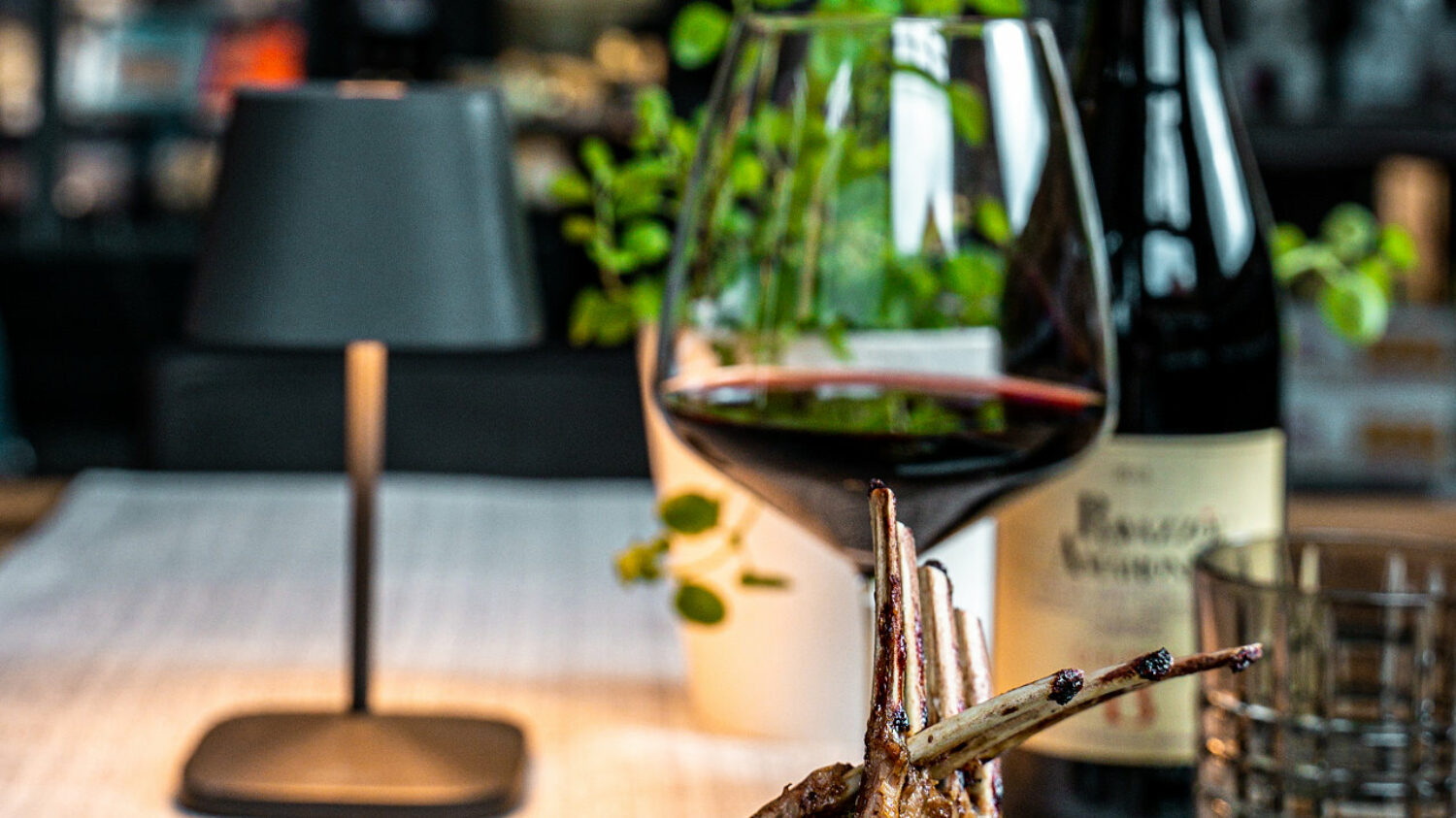 Restaurant Rodgau - due amici by Nuivi - Tischdekoration mit Rotweinglas