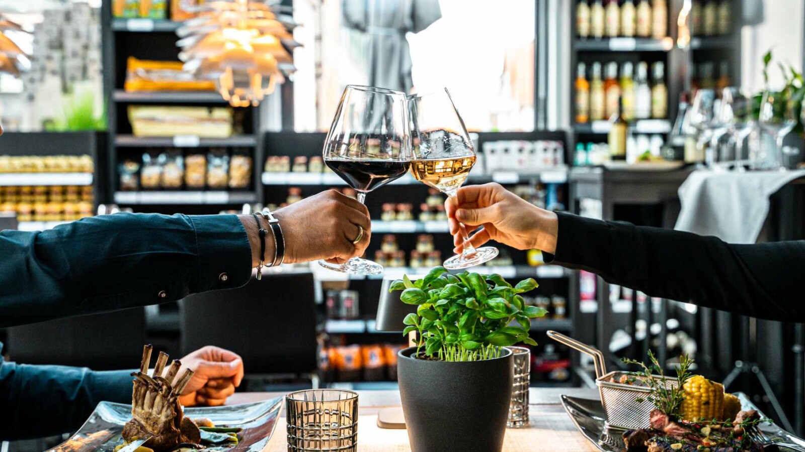 Italienisches Restaurant due amici by Nuivi - Rodgau bei Frankfurt am Main - Innenraum mit gedecktem Tisch