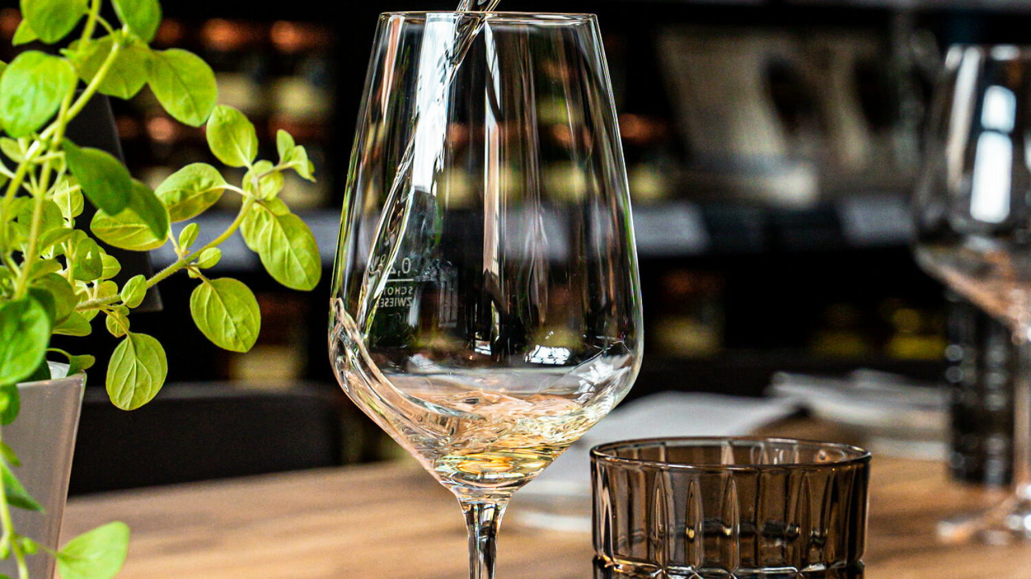 Restaurant Rodgau - due amici by Nuivi - Tischdeko mit Weinglas