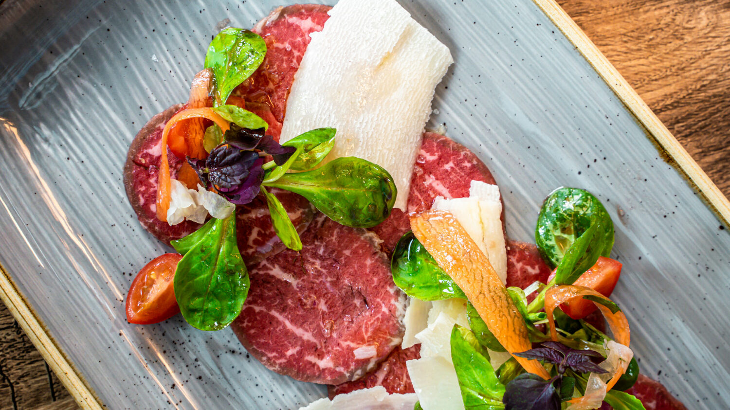 Rindercarpaccio mit Rucola und Parmesan