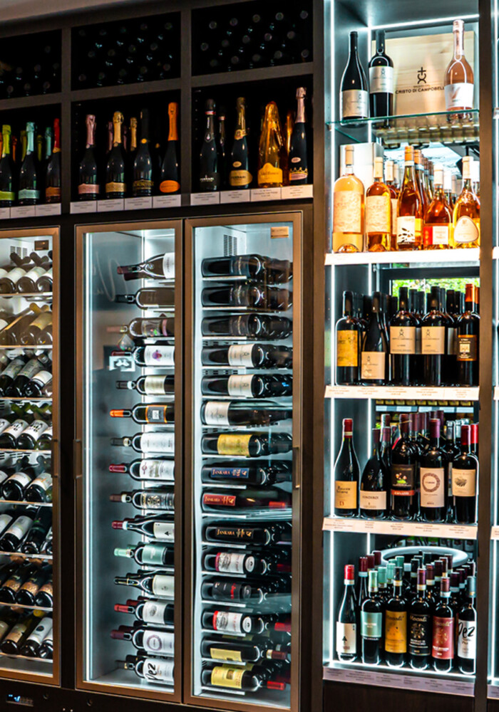 Italienische Weine - Italienisches Restaurant due amici by Nuivi innen - Rodgau bei Frankfurt am Main - Weinkühlschrank